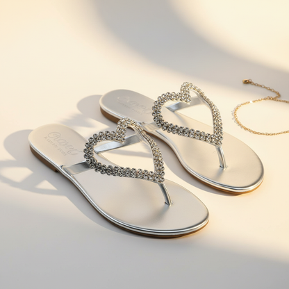 Infradito argento con strass a cuore su sfondo bianco