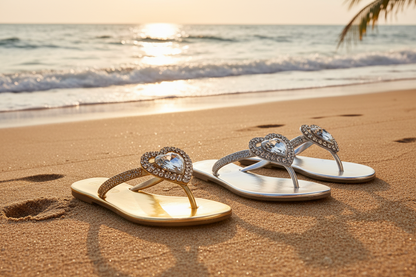 Infradito oro e argento su spiaggia, stile lifestyle estivo